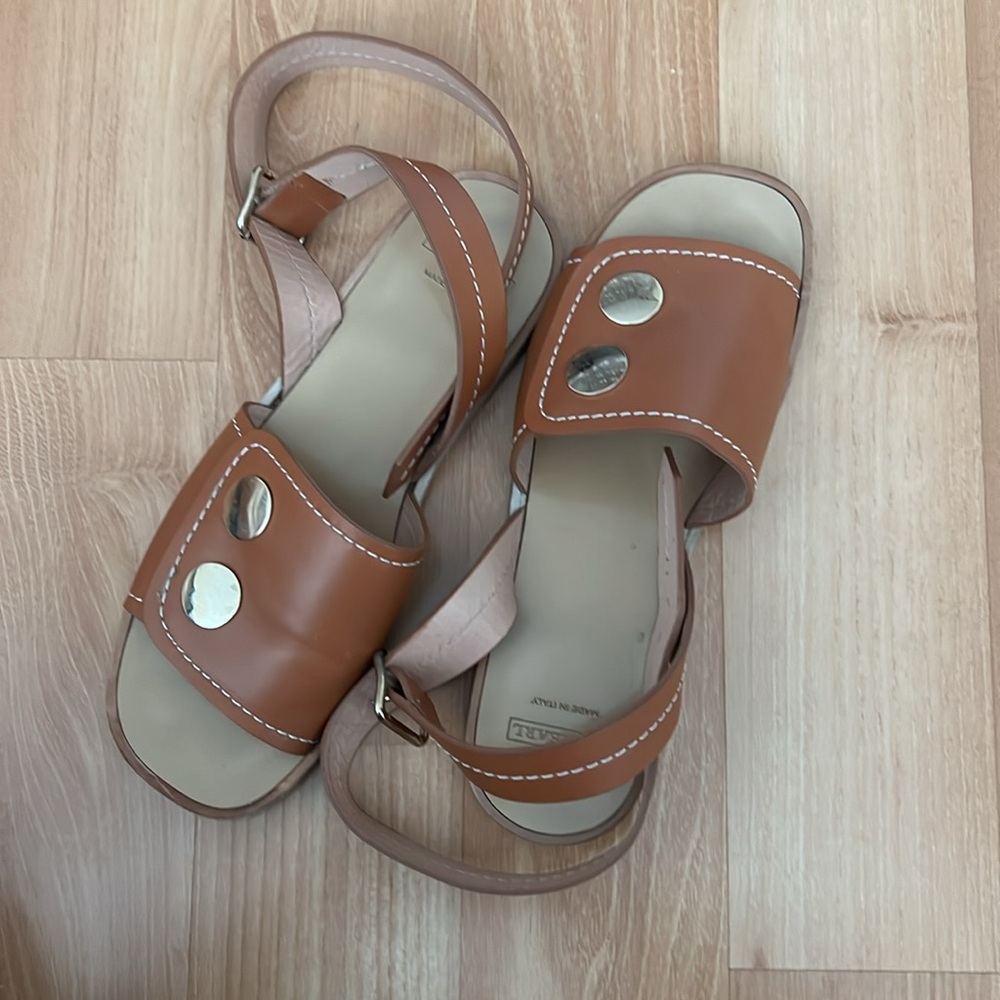 Lou.Earl Tan Leather Sandals with Gold Accents - Picture 4 of 16
